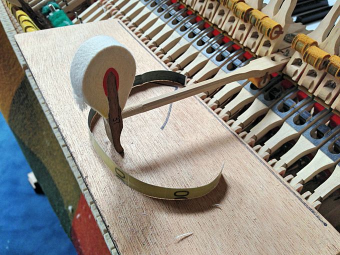 Lors des opérations d'harmonisation chaque marteau est traité individuellement. Tous les paramètres qui entrent en jeu dans la production du son de l'instrument sont rectifiés de manière optimale.